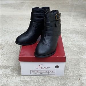 Iynx black booties with buckle